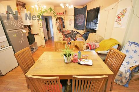 6 bedroom end of terrace house to rent, Chiswick Street, Hyde Park, LS6 1QE