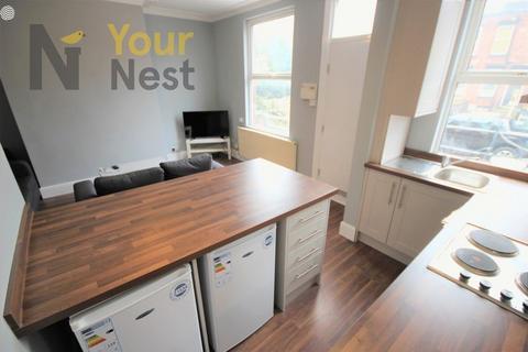 4 bedroom terraced house to rent - Beechwood Street, Burley, Leeds, LS4 2LX