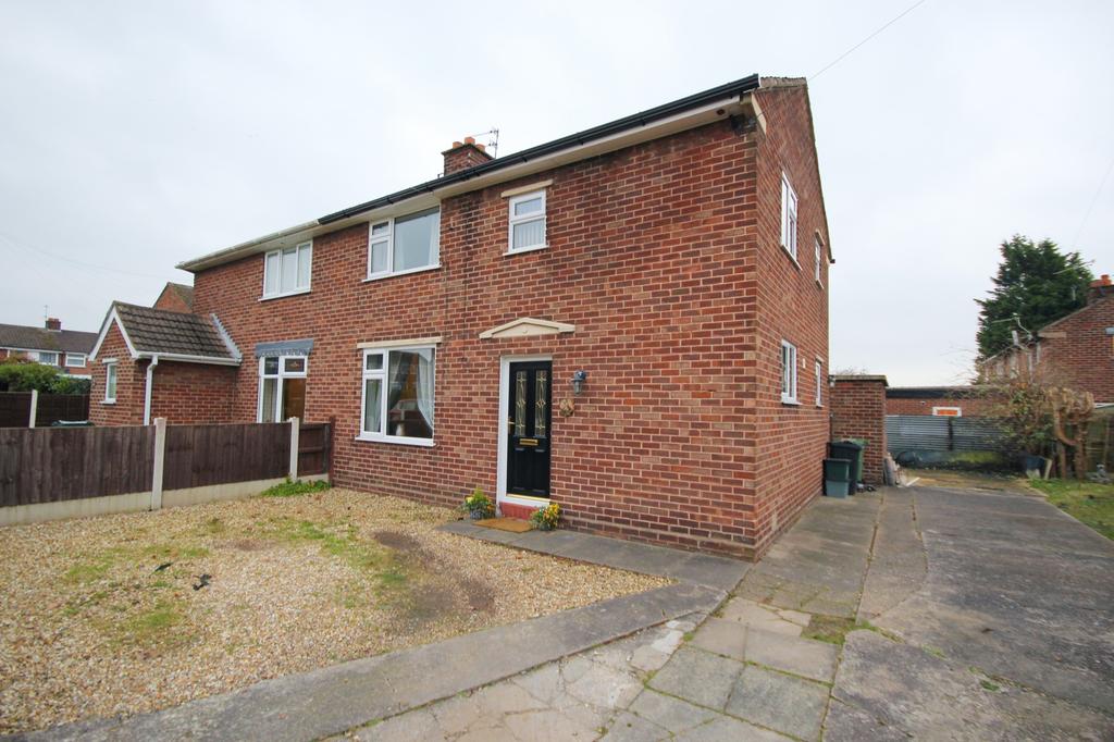 Larch Close, Weaverham, Cheshire, cw8 3 bed semidetached house £150,000