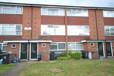 2 bedroom flat to rent, Chadwell Avenue, Romford