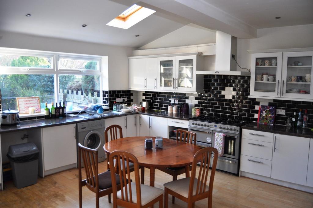 Kitchen (Main)