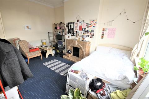 7 bedroom terraced house to rent - Manor Terrace, Hyde Park, Leeds, LS6