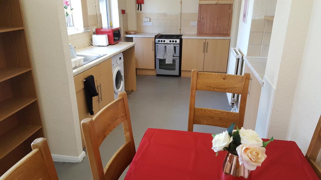 room-1-warstock-road-maypole-1-bed-in-a-house-share-10-pcm-2-pw