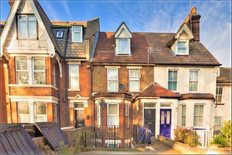 New Road, Rochester, Kent 2 bed terraced house £850 pcm (£196 pw)
