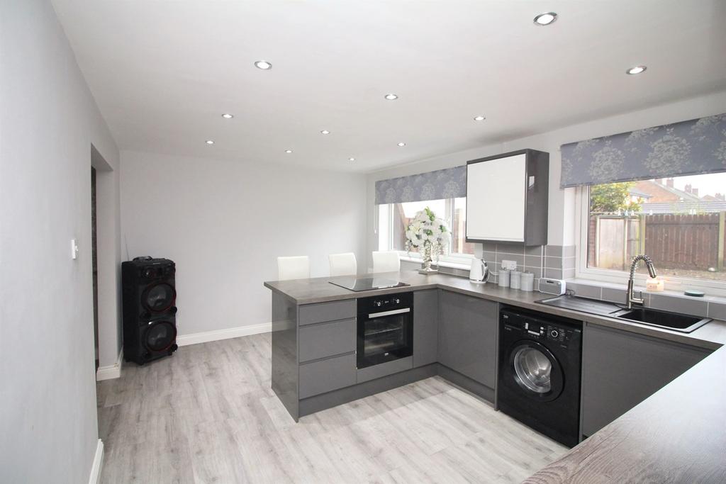 Hazel Grove, Hucknall, Nottingham, NG15 3 bed semidetached house £