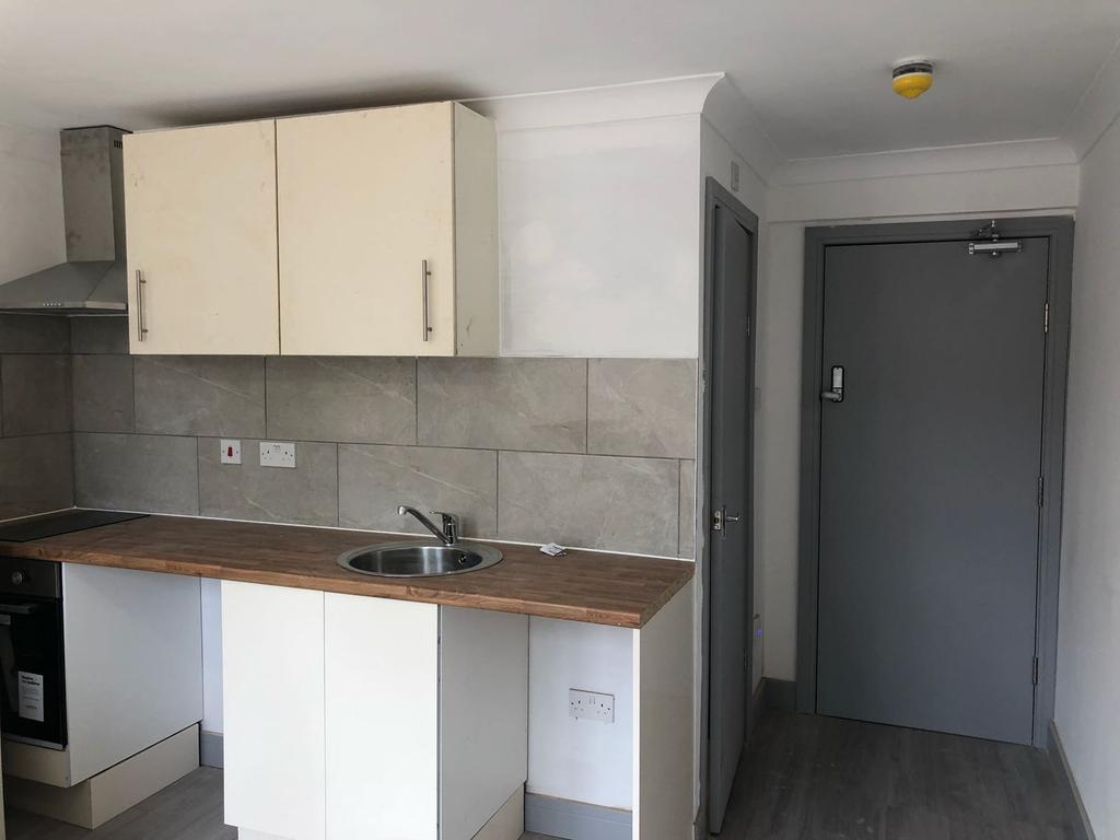 Northolt, UB5 1 bed flat £795 pcm (£183 pw)