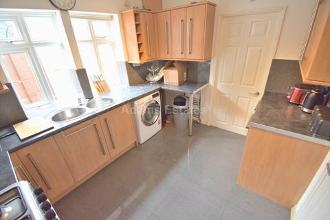 4 bedroom semi-detached house to rent, Whitley Wood Road, Reading
