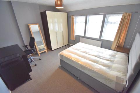 4 bedroom semi-detached house to rent, Whitley Wood Road, Reading