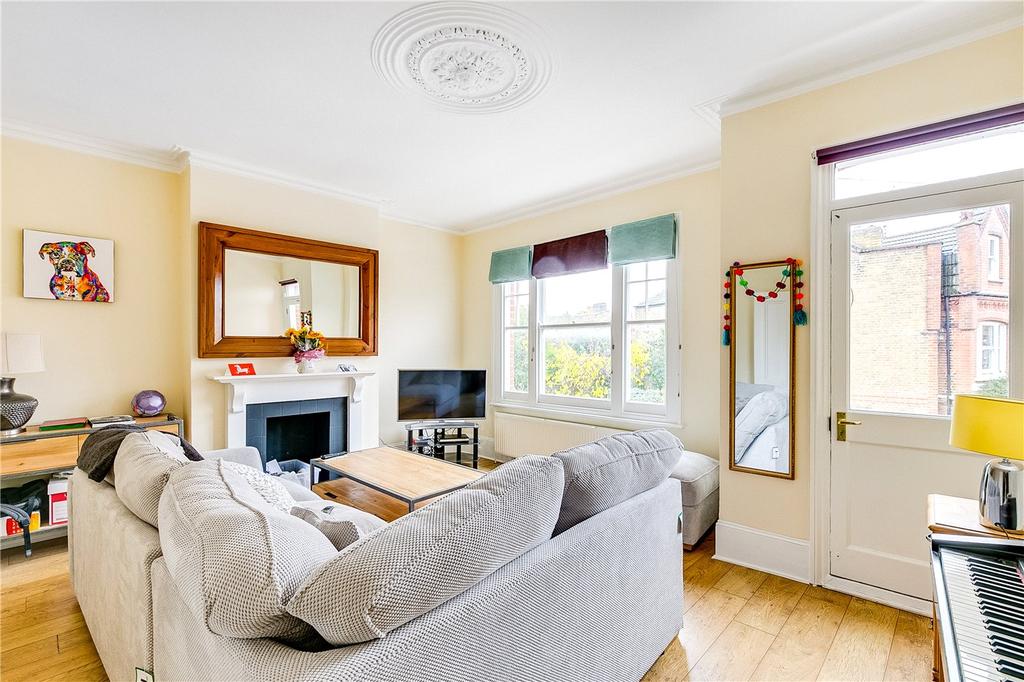 Bovingdon Road, London, SW6 3 bed flat - £3,142 pcm (£725 pw)