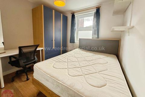 4 bedroom apartment to rent, Castle Boulevard, Lenton, England