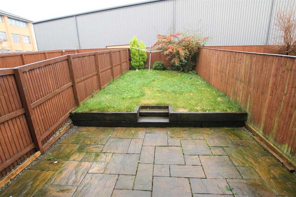 Newhall Park Drive, Bradford, BD5 8BR 3 bed semidetached house £725