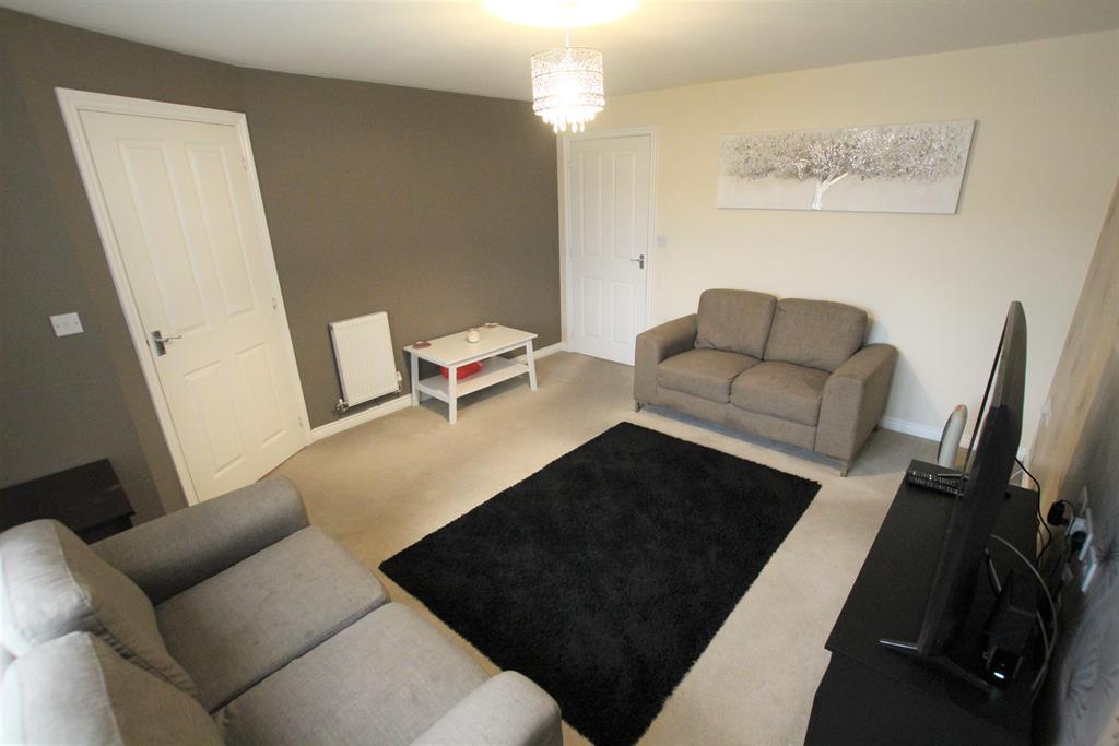 Newhall Park Drive, Bradford, BD5 8BR 3 bed semidetached house £725