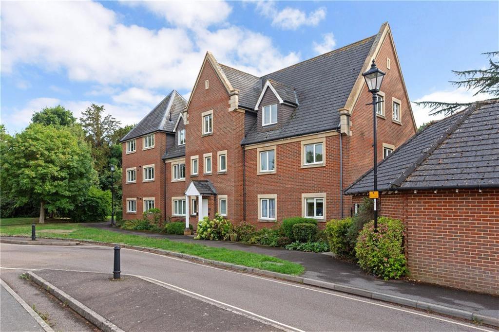 Tanbridge Park, Horsham, RH12 2 bed flat to rent £1,250 pcm (£288 pw)