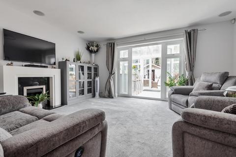 8 Rythe Close, Claygate, Esher, KT10 9DD