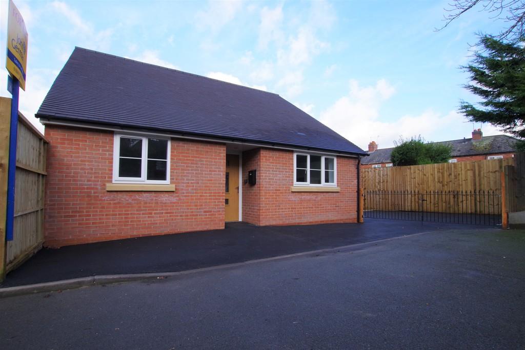 Ashbourne Road, Uttoxeter 2 bed detached bungalow £230,000