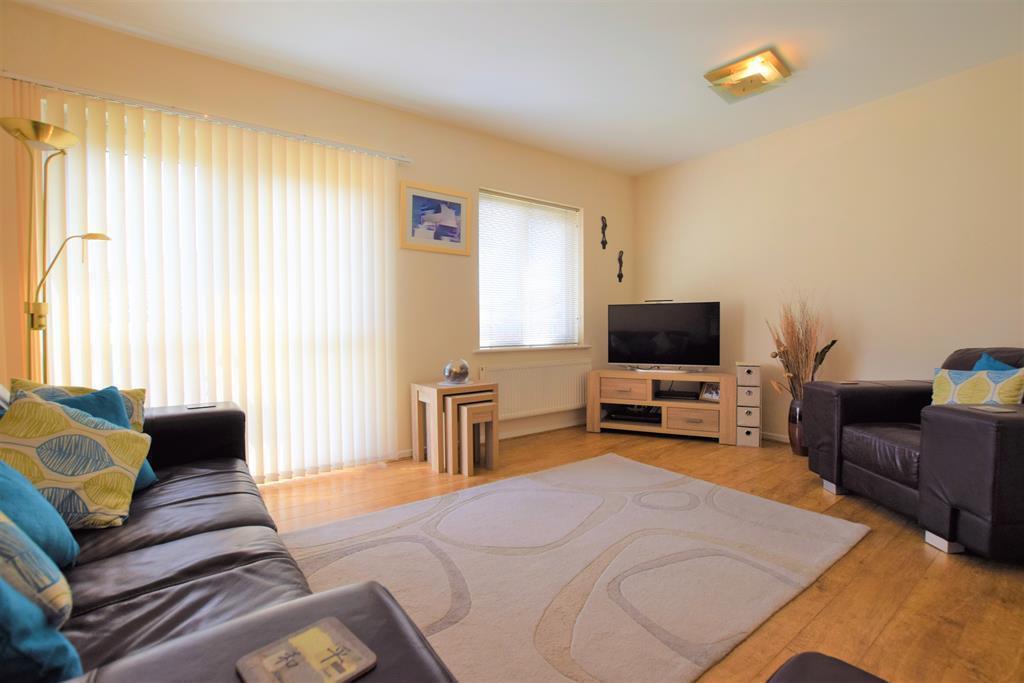 Quarles Park Road, Chadwell Heath, RM6 4 bed end of terrace house £