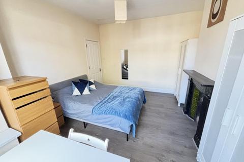 7 bedroom house share to rent, Hook Road