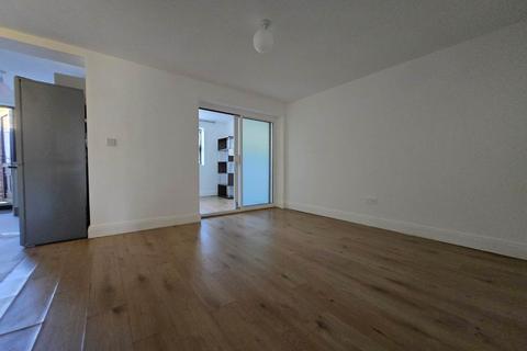 2 bedroom flat to rent, Wanstead Park Road, Ilford, IG1