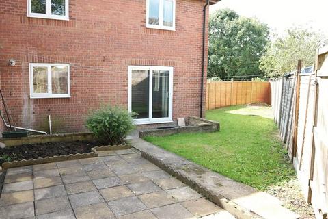 3 bedroom terraced house to rent, Centurion Close, Chippenham