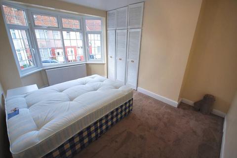 3 bedroom terraced house to rent, THURLOW GARDENS