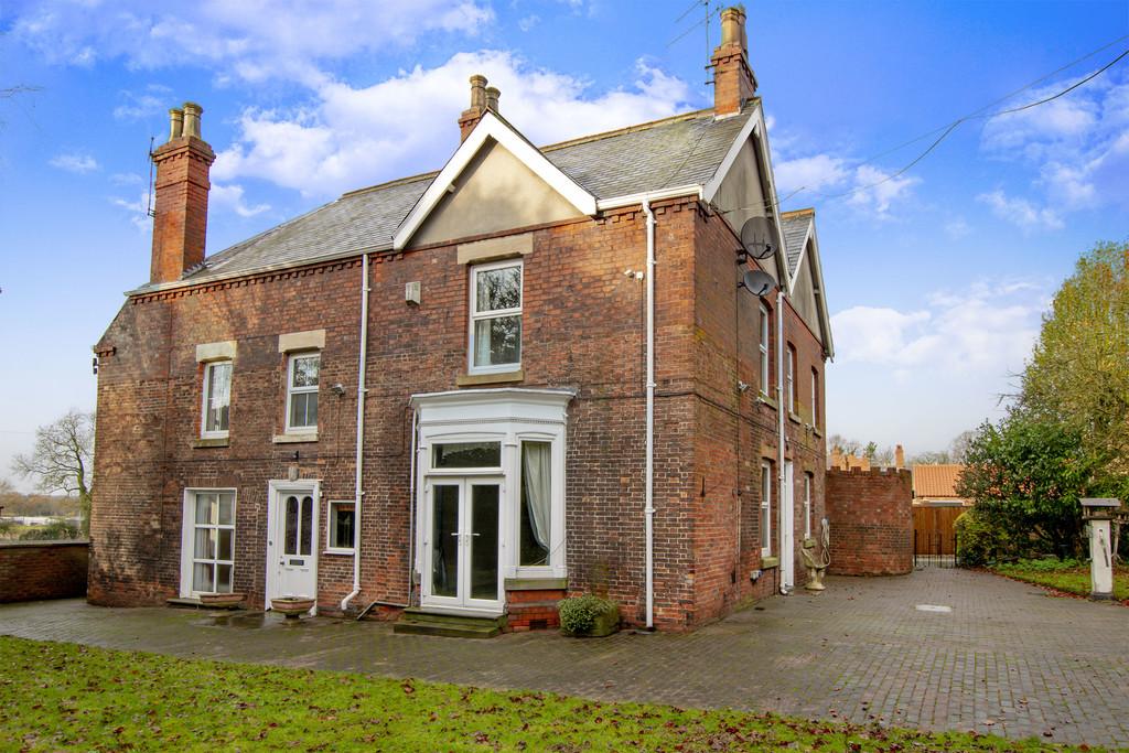 London Road, Retford 6 bed detached house for sale £500,000