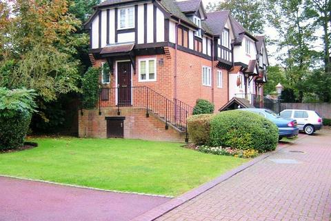 2 bedroom terraced house to rent, Tudor Court, Lower Cookham Road