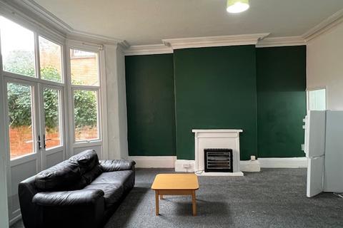 Studio to rent, Strensham Hill, Moseley