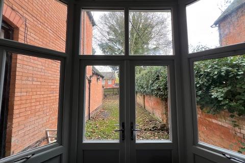 Studio to rent, Strensham Hill, Moseley