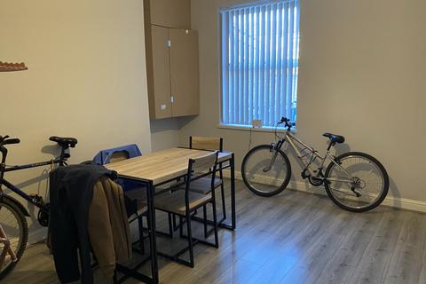 1 bedroom in a house share to rent, Throstlenest Avenue, Wigan