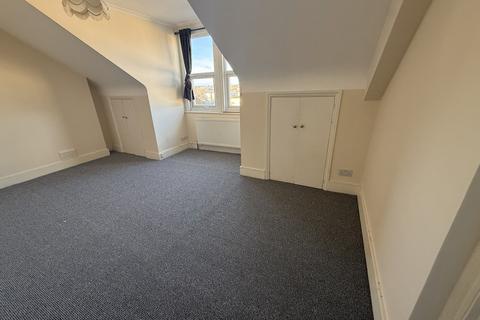 2 bedroom flat to rent, 18-20 Friern Barnet Road, London N11