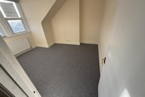 2 bedroom flat to rent, 18-20 Friern Barnet Road, London N11