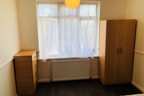 1 bedroom in a house share to rent - Craven Gardens IG6