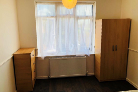 1 bedroom in a house share to rent, Craven Gardens IG6