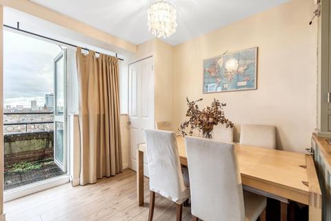 3 bedroom flat to rent, Goulden House, SW11