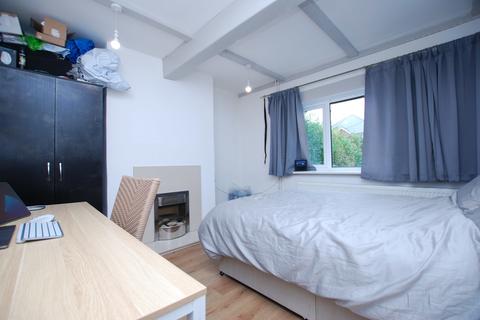 4 bedroom semi-detached house to rent - Aldershot Road