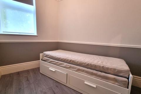 3 bedroom apartment to rent, Temple Road, London