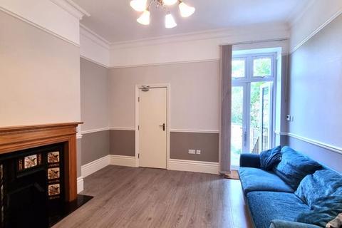 3 bedroom apartment to rent, Temple Road, London