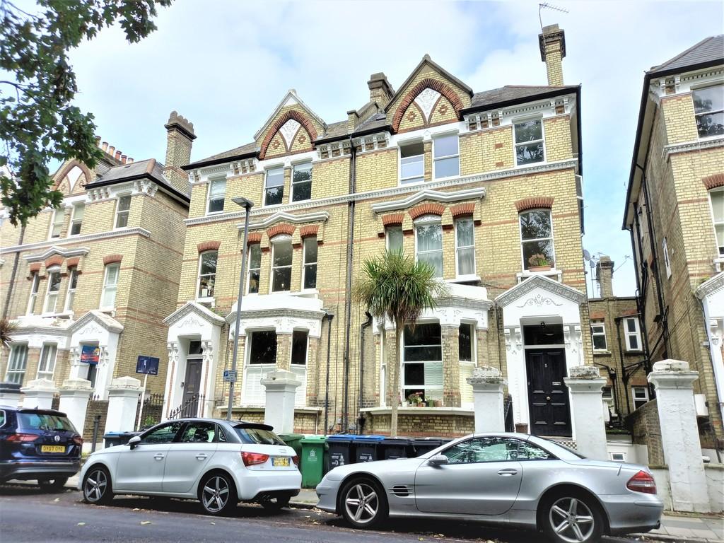 St Andrews Square, Surbiton Studio £1,150 pcm (£265 pw)