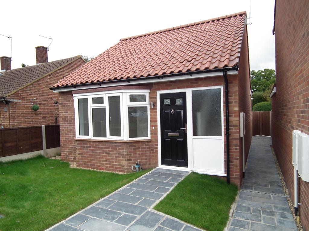 Somers Square, Welham Green, 2 bed detached bungalow £349,950