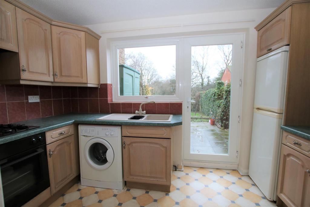Drake Close, Horsham 2 bed house £925 pcm (£213 pw)