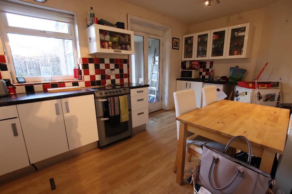 Leafield Drive, Eccleshill, Bradford 3 bed semidetached house £135,000