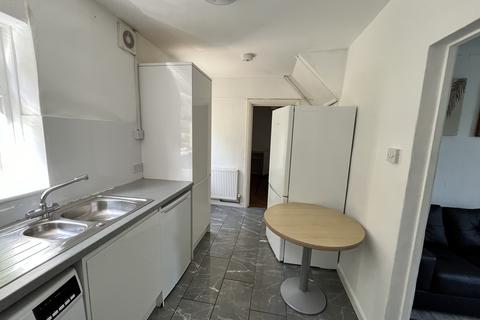 5 bedroom semi-detached house to rent, The Avenue, Bevendean