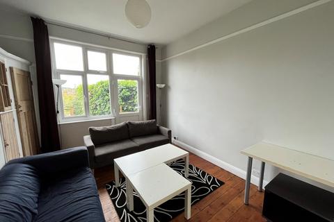 4 bedroom terraced house to rent, Kimberley Road, Coombe Road