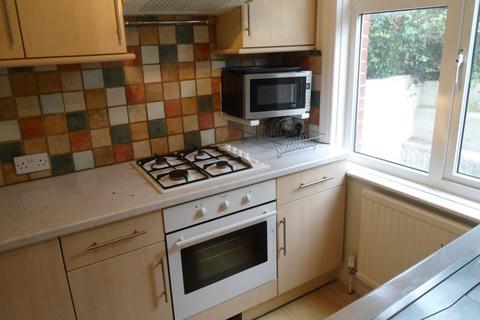 4 bedroom terraced house to rent, Kimberley Road, Coombe Road