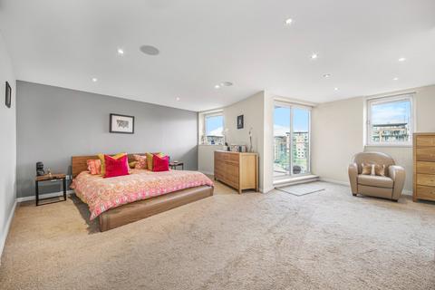 4 bedroom flat for sale, Basin Approach, London