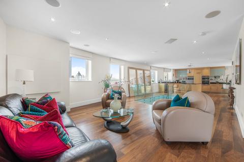 4 bedroom flat for sale, Basin Approach, London
