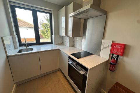 1 bedroom apartment to rent, Long Lane, Stanwell