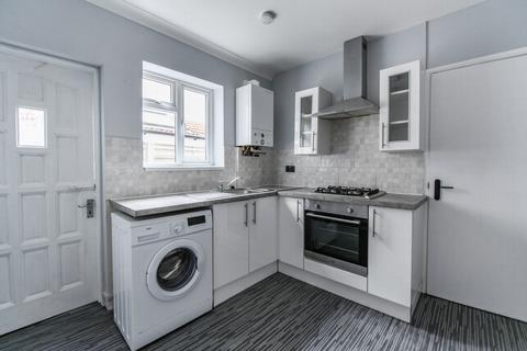 2 bedroom flat to rent, Pagitt Street, Chatham, ME4