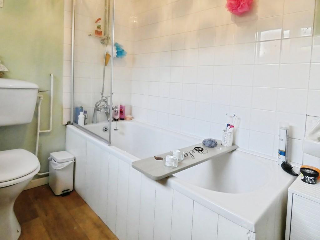 127bc9aa-Bathroom