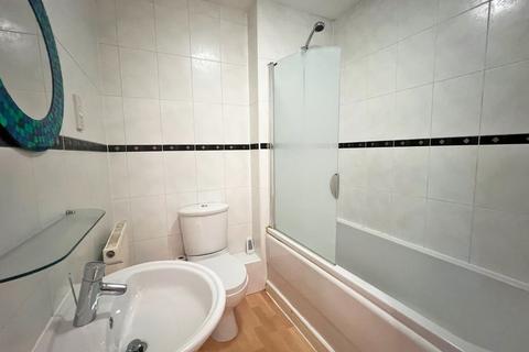 2 bedroom apartment to rent, Holywell Drive, Warrington